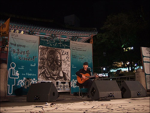 26일 보신각 앞에서 열린 '30일간의 거리 예술제'에서 가수 정태춘씨가 노래를 부르고 있다. 